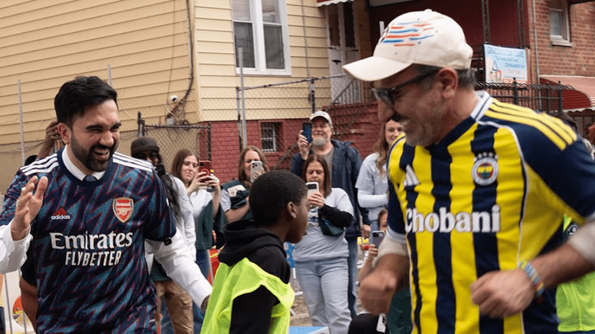 Hamdi Ulukaya Fenerbahçe forması giydi, Mamdani’yle New York sokaklarında top oynadı