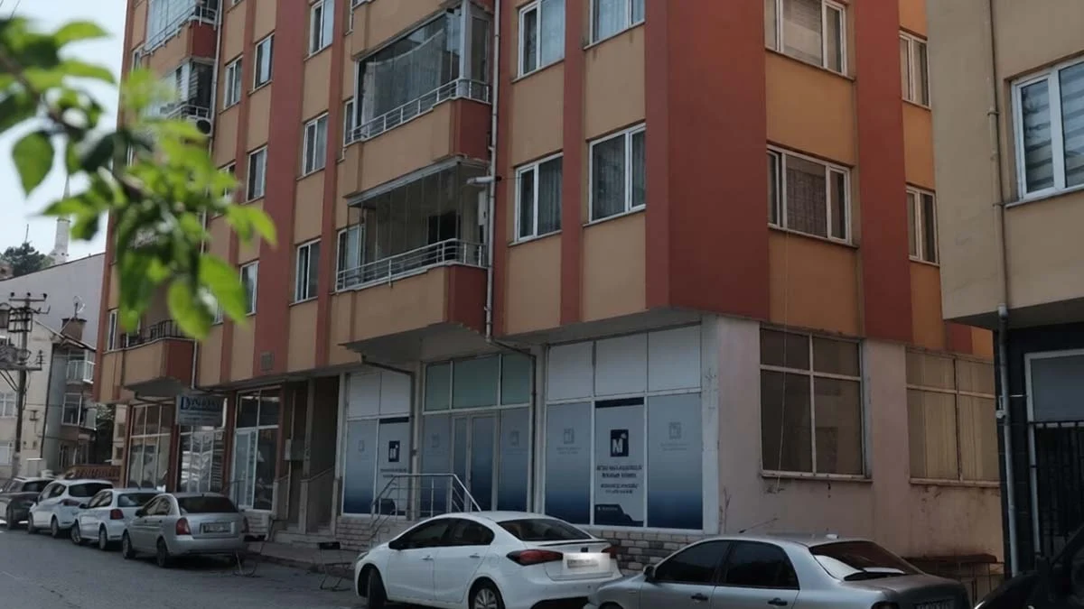 Tecavüzden kaçıp balkondan çıplak atlayan öğrenci erkek çıktı! Saldıran da ilahiyat hocası