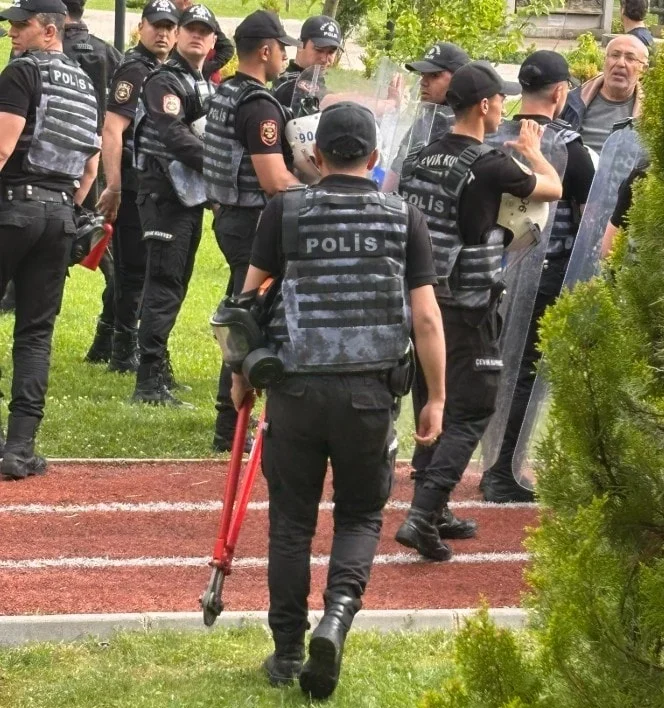 CHP Genel Merkezi’ne polis müdahalesi, kapılar kırıldı, barikatlar yıkıldı, biber gazı sıkılıyor